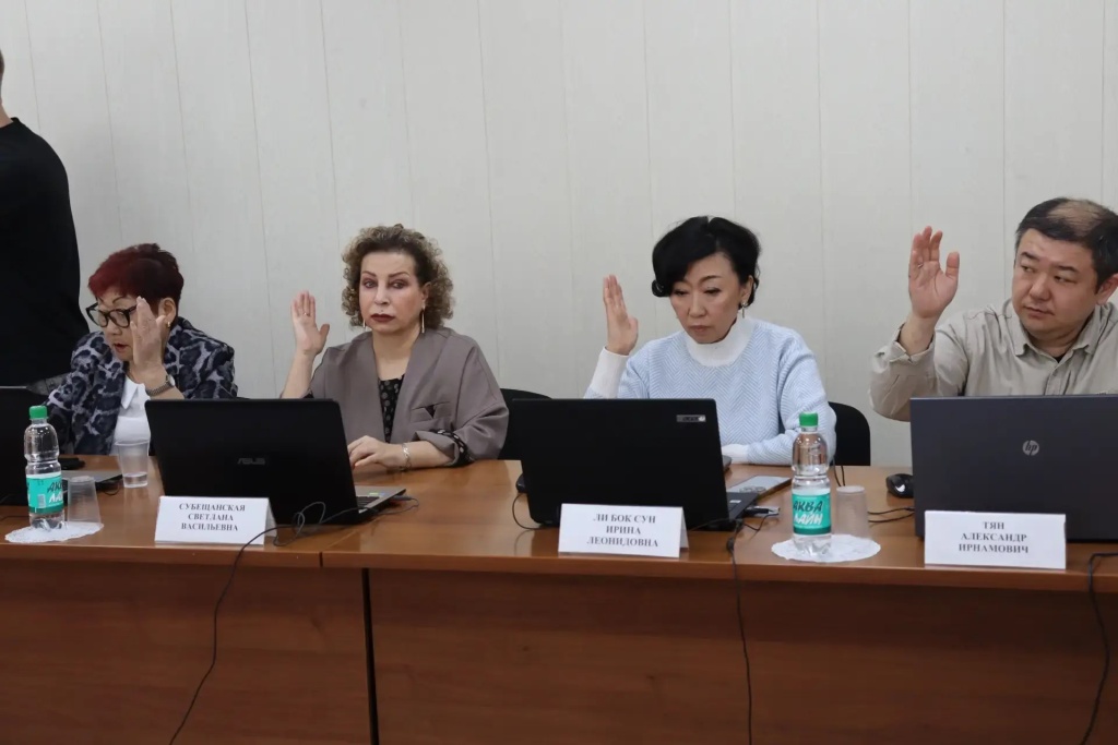 у стены.jpg у стены.jpg