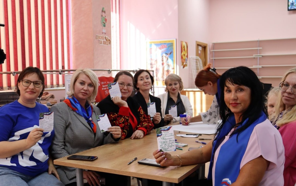 за столом.jpg за столом.jpg